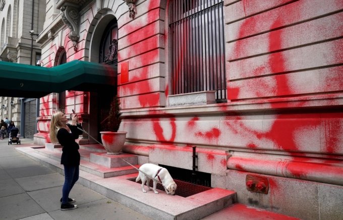 블라디미르 푸틴 러시아 대통령이 지난달 30일(현지시간) 우크라이나 점령지 4곳을 강제 병합하자 미국 일부 시민들은 뉴욕 주재 러시아 영사관 벽에 붉은 페인트를 칠해 이에 항의했다./AFPBBNews=뉴스1