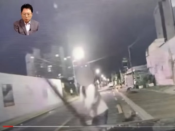 한 여성이 차량을 각목으로 내리치고 있다 / 사진 = 한문철 TV 유튜브 채널 캡쳐 