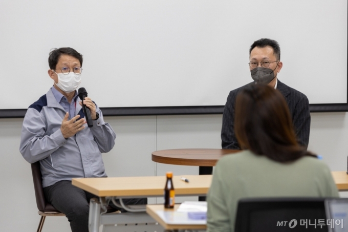엄무용 SK바이오텍 생산부문장(왼쪽)과 김연태 SK(주) 바이오투자센터 부사장(오른쪽)이 지난 9월29일 SK바이오텍 세종공장 기자간담회에서 발언하고 있다/사진=박다영 기자