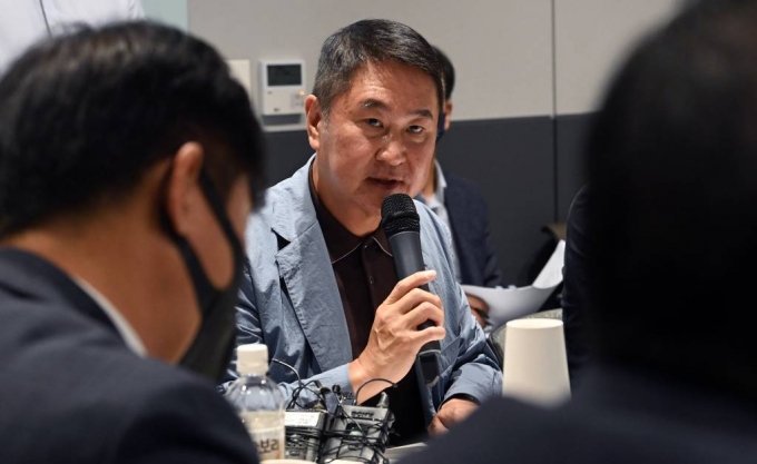 [서울=뉴시스] 국회사진기자단 = 이석우 업비트 대표가 13일 서울 강남구 업비트에서 열린 더불어민주당 민생우선실천단 가상자산 투자자 보호를 위한 현장 간담회에서 발언하고 있다. 2022.07.13.