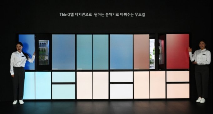 LG전자가 한국전자전(KES 2022)에서 LG 씽큐 앱을 통해 원하는 컬러를 선택해 냉장고 도어 색상과 주방 분위기를 바꿀 수 있는 LG 디오스 오브제컬렉션 무드업(MoodUp)을 선보였다./사진제공=LG전자
