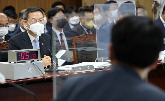 이종호 과학기술정보통신부 장관이 4일 오전 세종시 정부세종청사에서 열린 국회 과학기술정보방송통신위원회의 과기부 등에 대한 국정감사에서 질의에 답변하고 있다. 2022.10.04./사진제공=뉴시스