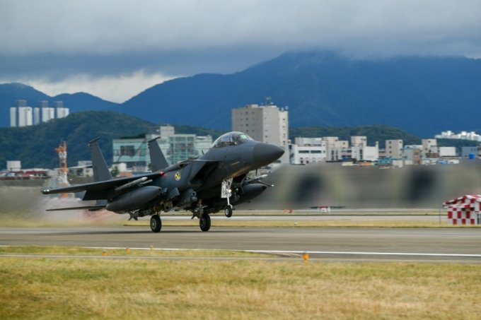 4일 한미의 &#039;연합 공격편대군 비행 및 정밀폭격 훈련&#039;에 참가하기 위해 우리 측 F-15K가 이륙하고 있다. /사진제공=합참 