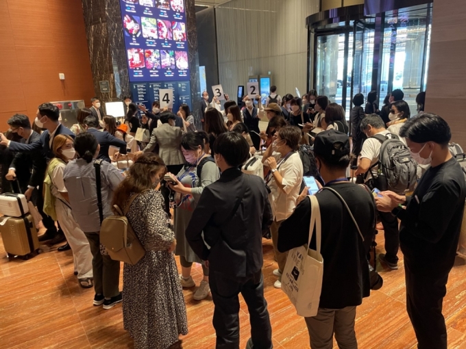 지난달 29일 코로나19 이후 첫 제주 전세기를 탄 일본 단체 관광객이 제주 드림타워를 방문한 모습. 이 중에는 39명의 카지노 VIP가 포함돼 드림타워 카지노에서 게임을 즐기고 돌아간 것으로 전해졌다. /사진=롯데관광개발