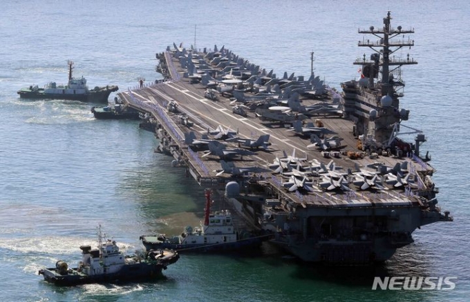 미국 해군의 핵추진 항공모함 '로널드 레이건함'(CVN-76)이 지난 9월 23일 오전 부산 남구 해군작전사령부 부산작전기지에 입항하고 있다. /사진=뉴시스