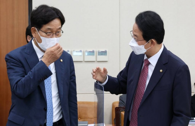 국회 기획재정위원회 류성걸(오른쪽) 국민의힘 간사와 신동근 더불어민주당 간사가 5일 서울 여의도 국회 기획재정위원회에서 열린 기획재정부(조세정책) 국정감사에서 대화하고 있다. / 사진제공=뉴시스