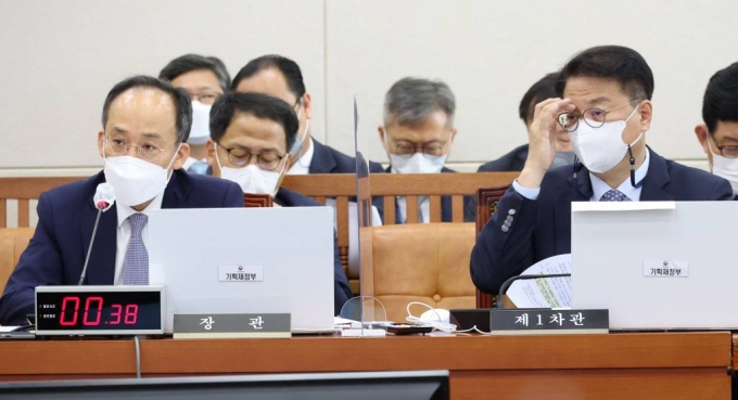 추경호 부총리 겸 기획재정부 장관과 방기선 1차관이 5일 서울 여의도 국회 기획재정위원회에서 열린 기획재정부에 대한 국정감사에서 의원 질의를 듣고 있다. / 사진제공=뉴시스