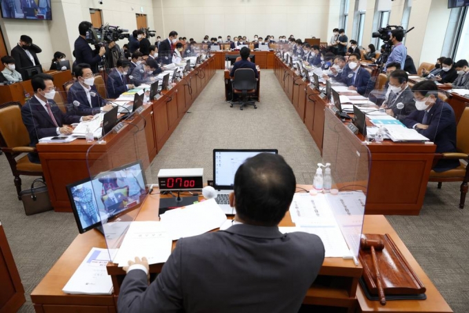 이달 4일 서울 여의도 국회에서 기획재정위원회의 기획재정부(경제·재정정책)에 대한 국정감사가 열리고 있다. / 사진제공=뉴시스