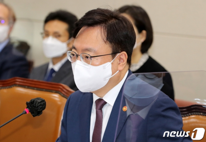 (서울=뉴스1) 유승관 기자 = 조규홍 보건복지부 장관이 5일 서울 여의도 국회에서 열린 보건복지위원회의 보건복지부, 질병관리청에 대한 국정감사에서 인사말을 하고 있다. (공동취재) 2022.10.5/뉴스1 Copyright (C) 뉴스1. All rights reserved. 무단 전재 및 재배포 금지.