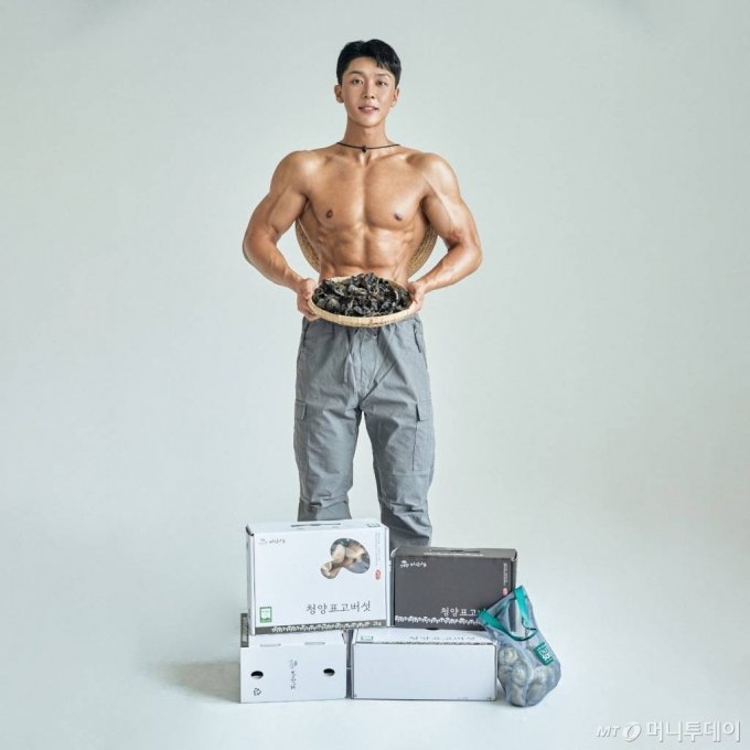 충남 청양군에서 버섯을 재배하는 청년농부 박세현씨(27)는 '몸짱 농부'로 통한다. 평소 웨이트 트레이닝을 취미로 하는 그는 지난 해 7월이후 자신의 건강미와 버섯상품을 소재로 한 사진을 SNS에 올려 화제가 되기도 했다.   