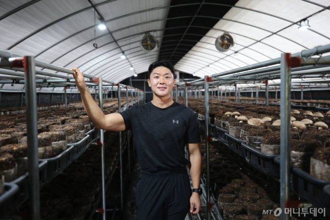 &#039;청년농부&#039; 박세현씨가 충남 청양군 자신의 버섯재배동에서 환하게 웃고 있다. /사진=정혁수