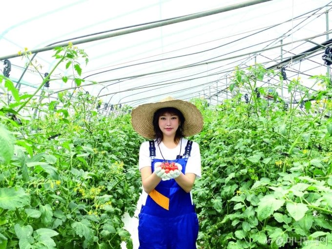 청년농업인 박지현씨는 경남 진주에서 부모님과 함께 방울토마토를 재배하고 있다. 경남 청년네트워크 농업팀장으로 활동하며 농업농촌에 대한 고정관념을 바꾸는 다양한 활동을 이끌고 있다.