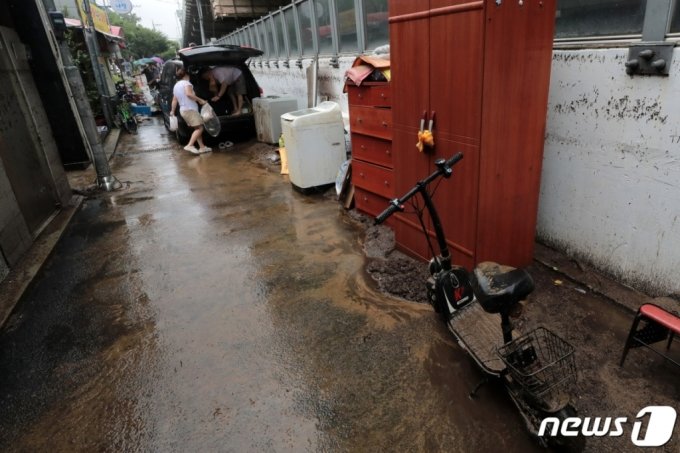지난 8월 폭우로 일가족 3명이 사망한 서울 관악구 신림동의 다세대 주택 반지하층이 물에 잠겨 있다 /사진=뉴스1