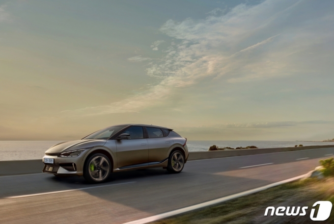(서울=뉴스1) = 기아는 다음달 4일부터 고성능 전기차 ‘The Kia EV6 GT(더 기아 이 브이 식스 지티)’를 출시한다고 29일 밝혔다. EV6 GT는 전기차 전용 플랫폼 E-GMP를 기반으로 한 EV6의 고성능 버전으로, 성능을 높인 모터와 고출력 배터리를 조합해 역대 최고 수준의 동력성능을 확보한 것이 특징이다. (기아 제공) 2022.9.29/뉴스1 Copyright (C) 뉴스1. All rights reserved. 무단 전재 및 재배포 금지.