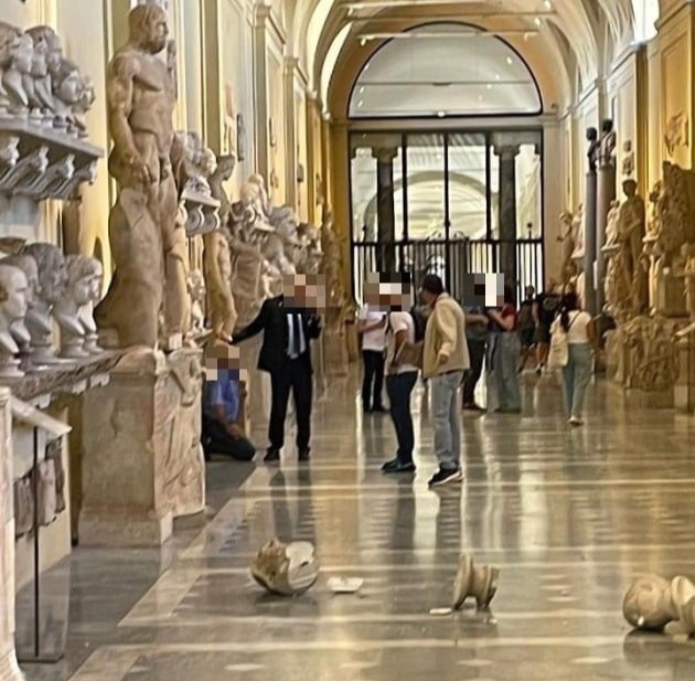 5일(현지 시각) 바티칸 박물관에서 한 관광객이 흉상 2점을 바닥에 내동댕이쳐 파손한 모습 /사진=트위터