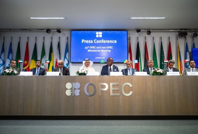 석유수출국기구(OPEC)와 러시아 등 비(非)OPEC 산유국 협의체인 OPEC플러스(OPEC+)가 5일(현지시간) 오스트리아 빈에서 코로나19 팬데믹(세계적 대유행) 이후 첫 대면 정례회의를 열고 11월 산유량을 하루 200만 배럴 줄이기로 합의했다. /AFPBBNews=뉴스1