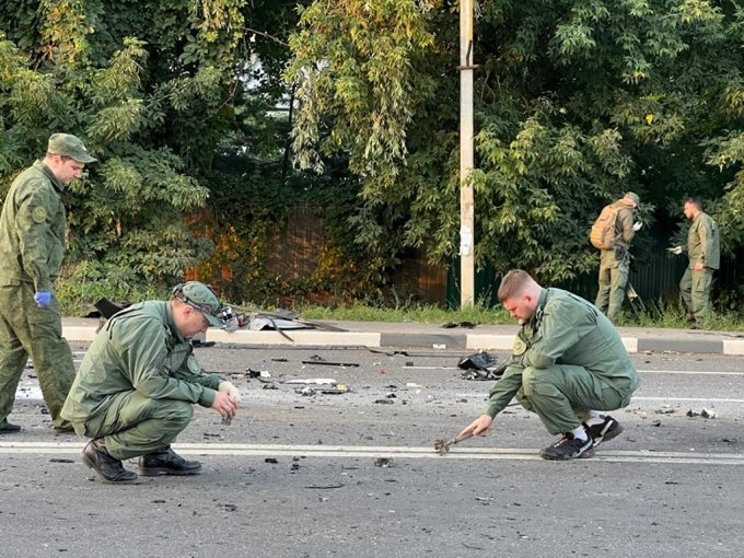 8월 21일(현지시간) 러시아 수사관들이 다리야 두기나가 사망한 차량 폭발 사고 현장을 조사하고 있다. /AFPBBNews=뉴스1(러시아수사위원회 제공)