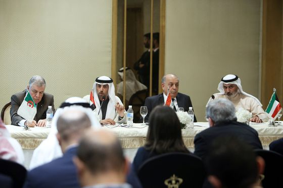 수하일 알마즈루에이 UAE 에너지부 장관이 23일(현지시간) 쿠웨이트시티에서 OPEC 회의를 마친 뒤 이라크 석유장관, 알제리 에너지 장관 등과 기자회견을 하고 있다. /AFP=뉴스1