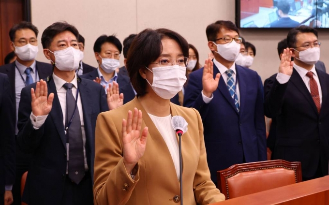이영 중소벤처기업부 장관이 6일 오전 서울 여의도 국회에서 열린 산업통상자원중소벤처기업위원회 국정감사에서 선서를 하고 있다. /사진=공동취재사진