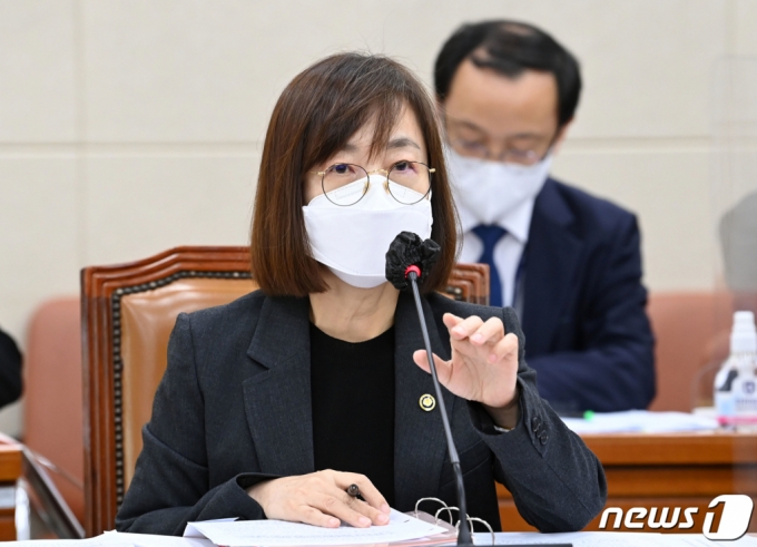 (서울=뉴스1) 허경 기자 = 백경란 질병관리청장이 6일 국회 보건복지위원회에서 열린 보건복지부·질병관리청에 대한 국정감사에서 발언하고 있다. (공동취재) 2022.10.6/뉴스1 Copyright (C) 뉴스1. All rights reserved. 무단 전재 및 재배포 금지.