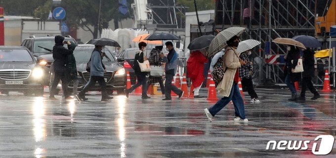 개천절 연휴 마지막 날인 3일 서울 광화문 인근에서 우산 쓴 시민들이 발걸음을 재촉하고 있다. /사진=뉴스1