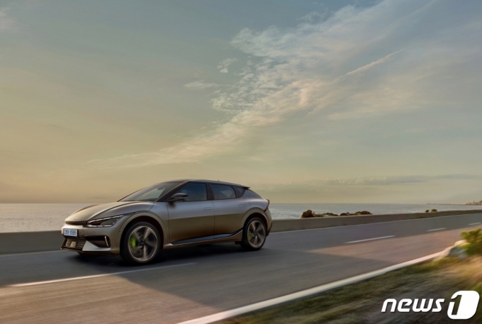 기아는 다음달 4일부터 고성능 전기차 ‘The Kia EV6 GT(더 기아 이 브이 식스 지티)’를 출시한다고 29일 밝혔다. EV6 GT는 전기차 전용 플랫폼 E-GMP를 기반으로 한 EV6의 고성능 버전으로, 성능을 높인 모터와 고출력 배터리를 조합해 역대 최고 수준의 동력성능을 확보한 것이 특징이다. (기아 제공) 2022.9.29/뉴스