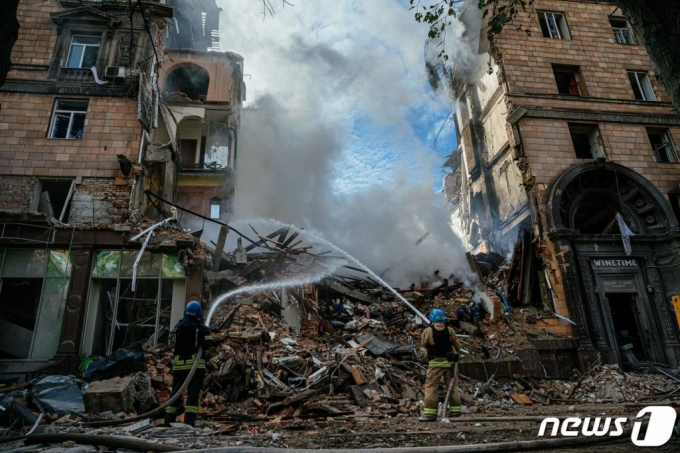 (자포리자 AFP=뉴스1) 우동명 기자 = 6일 (현지시간) 우크라이나 자포리자에서 러시아 군의 포격을 받아 폐허가 된 건물의 모습이 보인다.    ⓒ AFP=뉴스1  Copyright (C) 뉴스1. All rights reserved. 무단 전재 및 재배포 금지.