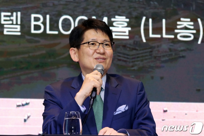 (서울=뉴스1) 이동해 기자 = 강성부 KCGI 대표가 20일 오전 서울 영등포구 여의도 글래드호텔에서 열린 '한진그룹 정상화를 위한 주주연합 기자간담회'에서 질문에 답하고 있다. 2020.2.20/뉴스1