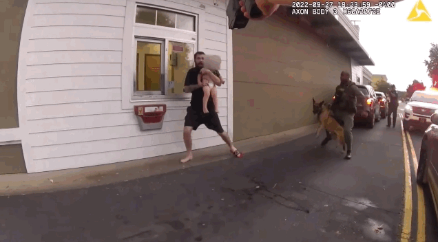 경찰에 포위되자 1살 아들을 '인간 방패' 삼은 미국의 20대 남성 /사진=유튜브 채널 'PoliceActionVideo'