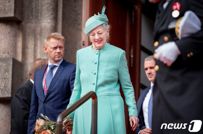 COPENHAGEN (Reuters=News 1) Correspondent Seongsik Kim = Queen Margrethe II of Denmark walks out after the opening ceremony of the Parliament (Polketting) in Copenhagen, Denmark, on the 4th (local time). ⓒ Reuters=News1 Copyright (C) News1. All rights reserved. Unauthorized reproduction and redistribution prohibited.
