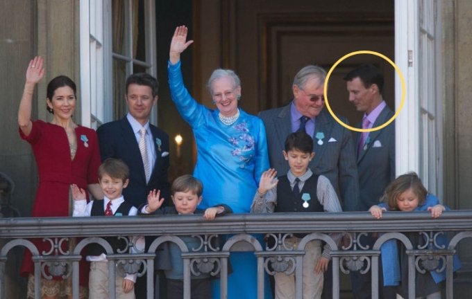 Queen Margrethe greeting the public on her 70th birthday in 2010. (From far left in the back row) The Crown Princess, Crown Prince Frederic, The Queen, husband Prince Henrik (died 2018 ), and Prince Joachim's second son (yellow circle).  The front row is the grandchildren.  /photo = Wikipedia  
