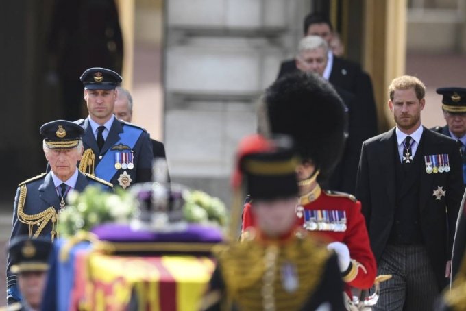 [런던=AP/뉴시스]    Britain's King Charles III and Prince William and Harry follow the transport procession from Buckingham Palace to Queen Elizabeth II's Westminster Abbey in London, England, on the 14th (local time).  2022.09.14.