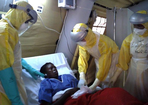 2015년 2월 22일, 에볼라 바이러스 진원지인 아프리카 시에라리온 에볼라 치료센터(ETC)에 파견된 대한민국 긴급구호대(KDRT) 1진 의료진의 활동 모습이 공개됐다. /사진=뉴스1