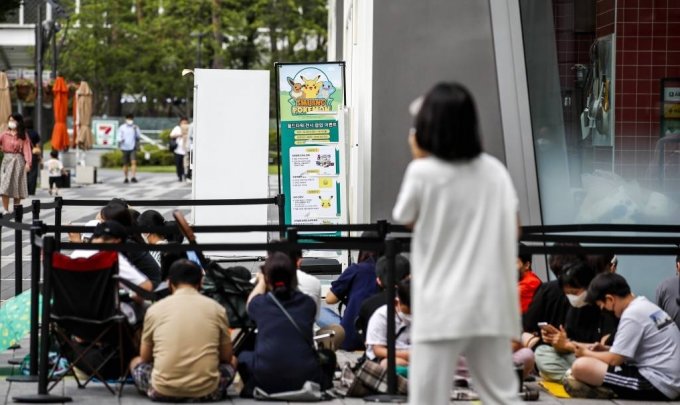 지난 8월21일 서울 송파구 롯데월드타워 세븐일레븐 앞에서 시민들이 포켓몬빵을 구매하기 위해 줄 서 있다./사진= 뉴시스