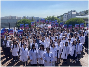 셀리버리 테라퓨틱스 임직원, 코로나19 치료제 미국 FDA 임상시험계획 신청 당시(9월 8일) 축하 모임. /사진제공=셀리버리