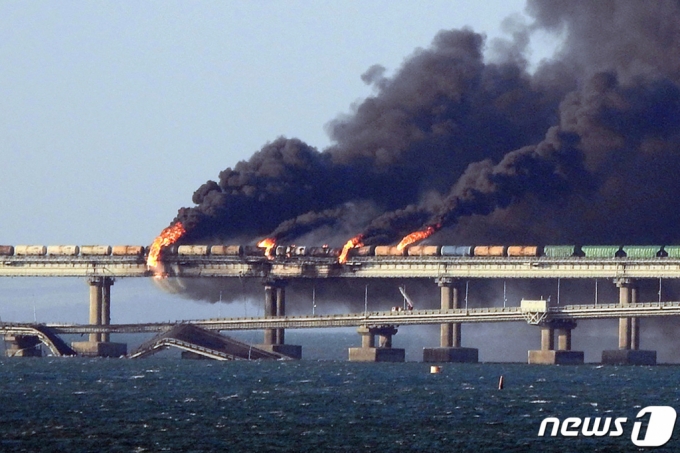 (케르치 AFP=뉴스1) 우동명 기자 = 8일(현지시간) 러시아가 점령중인 크림반도의 크림대교 (케르치 해협 대교)가 폭발로 붕괴되고 철도 교량이 불에 타고 있는 모습이 보인다. ⓒ AFP=뉴스1 Copyright (C) 뉴스1. All rights reserved. 무단 전재 및 재배포 금지.