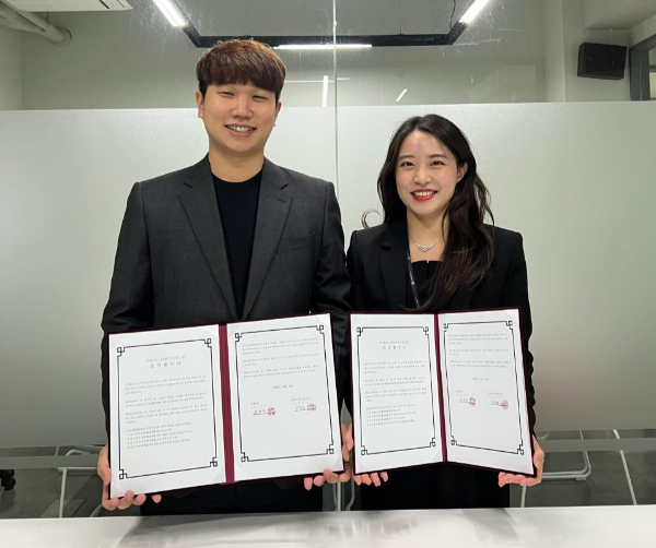박천명  키위스튜디오 대표와 도건희 씨커 대표가 업무협약을 맺고 있다. /사진=키위스튜디오 제공 