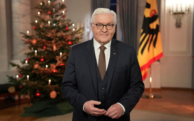 (베를린 로이터=뉴스1) 우동명 기자 = 프랑크 발터 슈타인마이어 독일 대통령이 23일 (현지시간) 베를린 벨뷔궁에서 연례 크리스마스 메시지를 녹화한 뒤 포즈를 취하고 있다.  (C) 로이터=뉴스1  