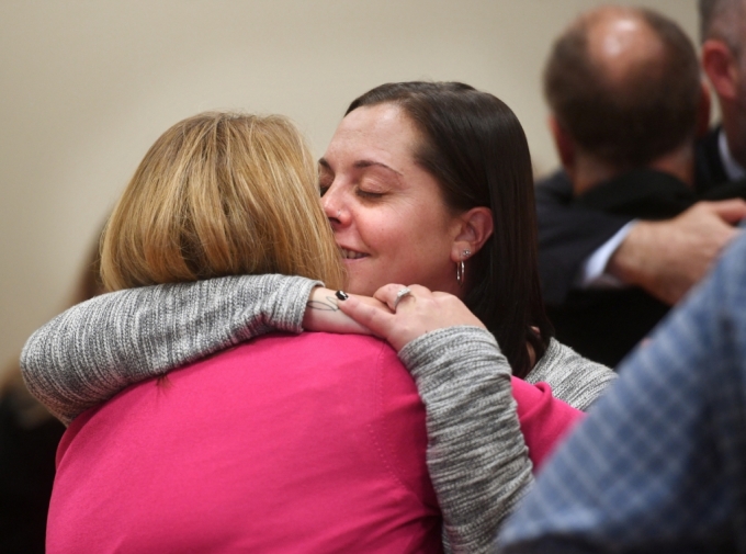 Plaintiffs Nicole Hockley and Erica Lafferty hug following the jury verdict and reading of monetary damages in the Alex Jones defamation trial at Superior Court in Waterbury, Connecticut, U.S., on October 12, 2022. Brian A. Pounds /사진=로이터=뉴스1