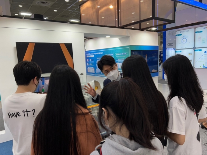 14일 서울 코엑스에서 열린 '그린비즈니스위크 2022'(GBW 2022) 한국수력원자력(한수원) 전시관을 찾은 청소년들에게 한수원 관계자가 원전 기술 관련 설명을 하고 있다. /사진=머니투데이