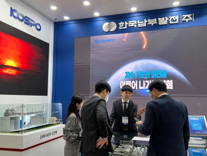 14일 서울 코엑스 '그린비즈니스위크 2022'(GBW 2022) 한국남부발전 전시관을 찾은 방문객들 /사진=머니투데이