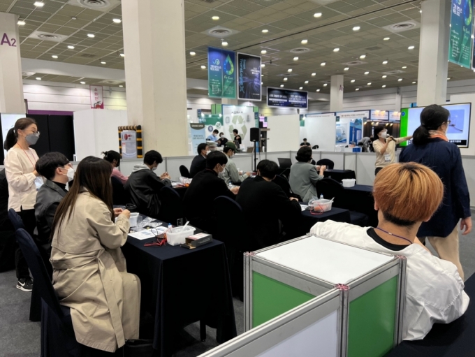 14일 서울 코엑스 '그린비즈니스위크 2022'(GBW 2022)에서 한국창의과학재단이 진행한 풍력발전 모형 제작 체험에 참가 중인 방문객들 /사진=머니투데이