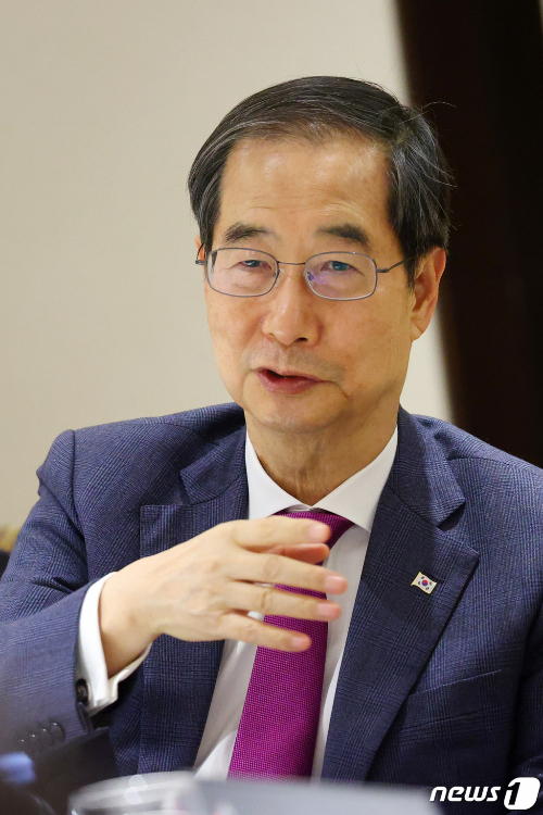 중남미 3개국을 순방중인 한덕수 국무총리가 14일(현지시간) 아르헨티나 부에노스아이레스에서 수행기자들과 간담회를 하며 발언하고 있다/사진제공=국무총리실