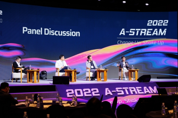 (왼쪽부터)이승규 더핑크퐁컴퍼니 부사장과 김창원 타파스엔터테인먼트 대표, 김동환 이브로드캐스팅 이사회 의장, 신진오 와이앤아처 대표가 17일 글로벌 스타트업 컨퍼런스 '에이스트림(A-STREAM)'에서 패널토론을 진행하고 있다. /사진=최태범 기자