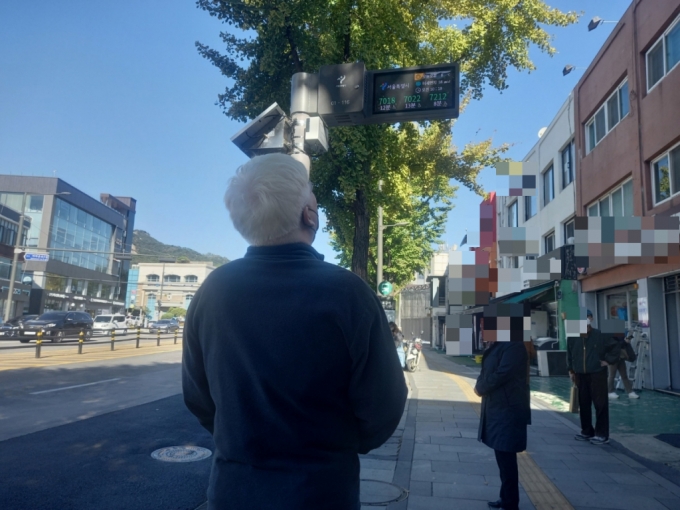 중증시각장애인 최선호씨에게 시내버스 이용은 도전과 같다. 버스 정류장 도착정보 안내판이 멀어 탈 버스가 몇분 뒤 도착하는지 알기 쉽지 않다. 정류장에서 곧 몇번 버스가 도착하는지 음성 안내를 하지만 버스가 안내된 순서대로 오는 것도 아니라 탈 버스가 정류장 어디쯤 정차했는지 찾기가 쉽지 않다. 최씨가 18일 오전 10시쯤 서울시 종로구의 한 버스정류장 도착정보 안내판을 올려다보고 있다. /사진=김성진 기자