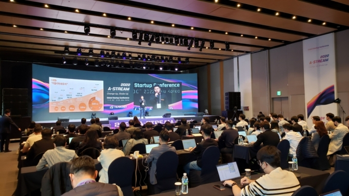 윤정호 하이로컬 대표가 18일 열린 글로벌 스타트업 컨퍼런스 '에이스트림(A-STREAM)'에서 기업소개(IR)를 하고 있다. /사진=최태범 기자 