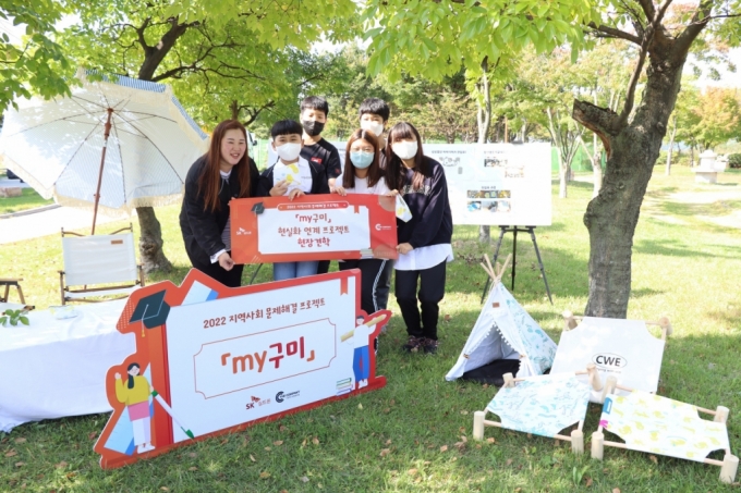초등학생들이 스스로 기획한 SK실트론의 my구미 프로젝트가 현실화되는 현장을 견학하고 있다./사진 = SK실트론 제공