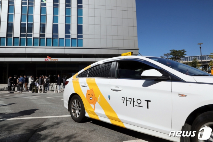 (성남=뉴스1) 황기선 기자 = 17일 오전 경기 성남시 분당구 SK C&amp;C 판교캠퍼스 카카오 데이터센터 화재현장 앞에서 카카오택시 래핑을 한 택시가 이동하고 있다. 2022.10.17/뉴스1  Copyright (C) 뉴스1. All rights reserved. 무단 전재 및 재배포 금지.