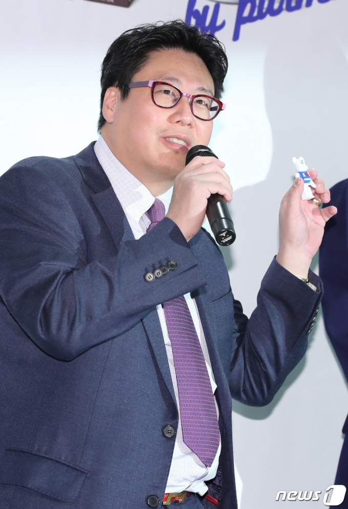 (서울=뉴스1) 권현진 기자 = 신동환 푸르밀 대표이사가 유제품 브랜드 사인회에 참석해 베어브릭을 들고 인사말을 하고 있다. 2020.1.16/뉴스1