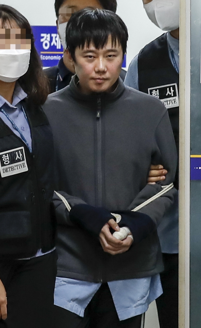 신당역 살인사건 피의자인 전주환(31)이 21일 오전 서울 중구 남대문경찰서에서 검찰로 송치되고 있다. /사진=뉴시스